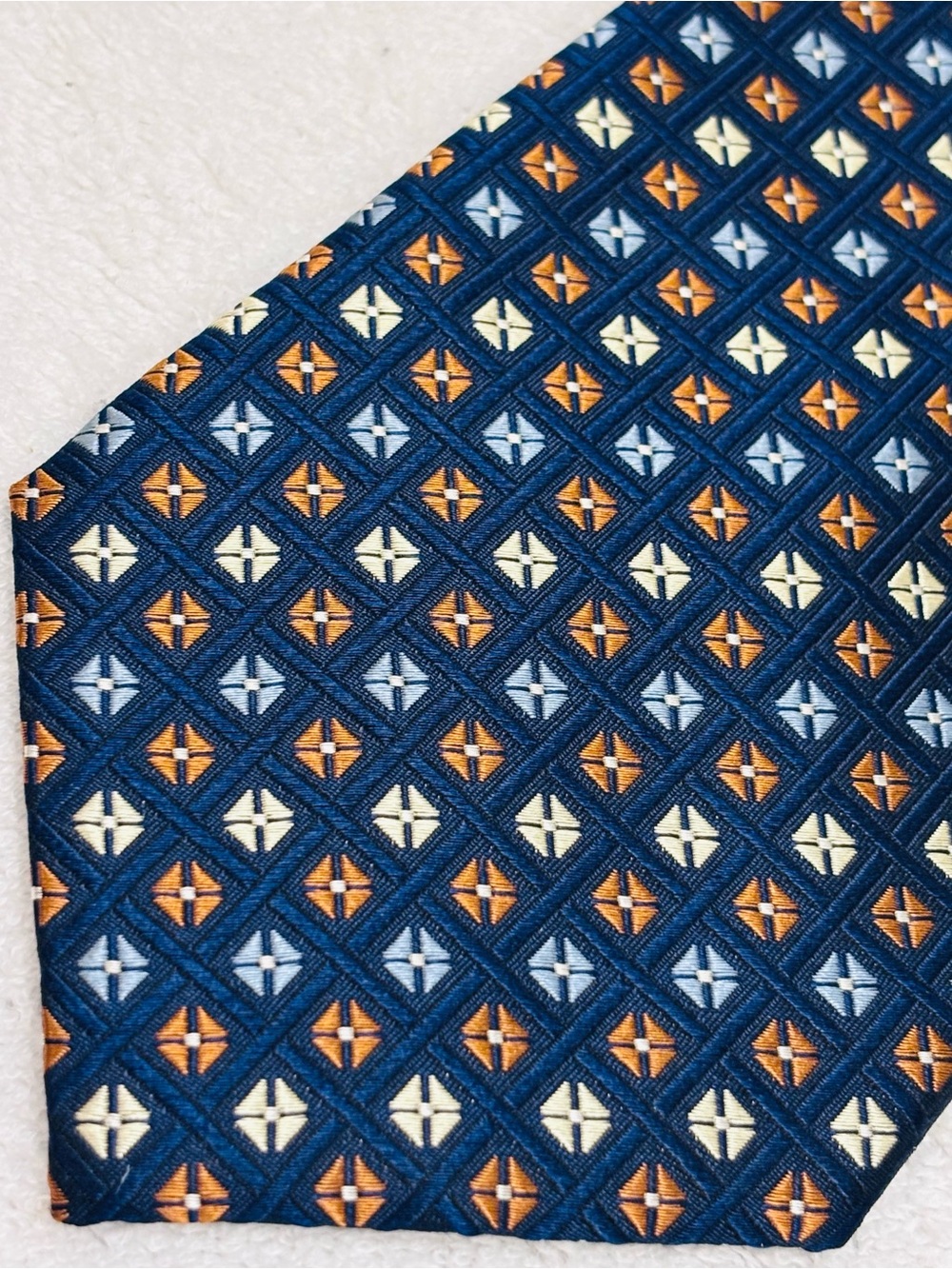 Brand New Stylish Tie By Daniel Gray - Tie Is 4 Inches Wide